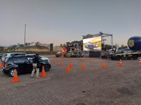 Cine Drive-in educativo da PRF leva inovação na educação para o trânsito na BR 381, em Betim (MG)