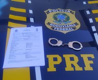 PRF prende homem com CNH falsa em Uberaba (MG)