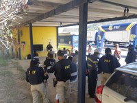 PRF realiza ação educativa com caminhoneiros em Sabará (MG)