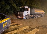 PRF apreende 70 mil litros de etanol com documentação fiscal irregular em Olaria (MG)