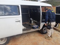 PRF apreende Kombi com documento falso, em Nova Lima (MG)