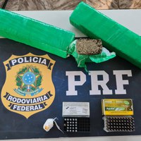 PRF apreende maconha e munições em ônibus, em Patos de Minas (MG)