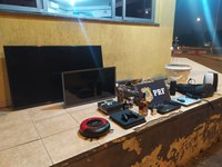 PRF detém arrombadores de residência, recupera pertences e veículo roubado, em Sabará (MG)