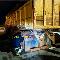 PRF flagra caminhão com sistema de freio e pneus em mau estado em Nova Lima (MG)