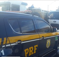 PRF flagra motorista inabilitado conduzindo carreta com excesso de peso em Nova Lima (MG)