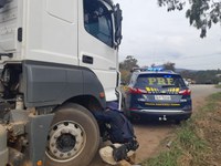 PRF flagra veículo com dimensões excedentes e sem freio, em Sabará (MG)