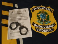 PRF prende mulher com mandado de prisão em aberto em  Itatiaiuçu (MG)