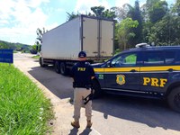 PRF apreende 3 mil quilos de creme de leite para indústria impróprios para consumo em Leopoldina (MG)