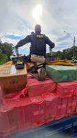 PRF apreende caminhão carregado de cigarros em Patos de Minas (MG)