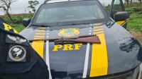 PRF apreende espingarda, escondida em banco de veículo, durante fiscalização em Patos de Minas