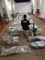 PRF apreende mais de uma tonelada de maconha em carroceria de caminhão em Salinas(MG)