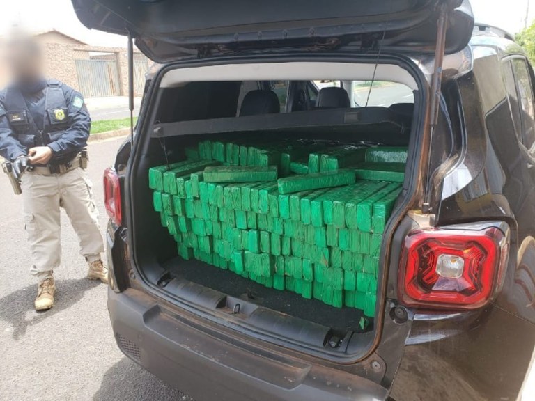 Maconha Uberaba 2.jpegPRF apreende quase meia tonelada de drogas, após tentativa frustrada de fuga, em Uberaba(MG)