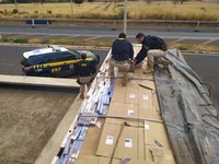 PRF apreende 140 mil maços de cigarros em Campo Florido (MG)