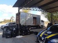 PRF apreende 174 mil maços de cigarros de origem estrangeira em Córrego Danta (MG)