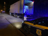 PRF apreende carregamento mais de 60 mil latas de cerveja em Juiz de Fora (MG)