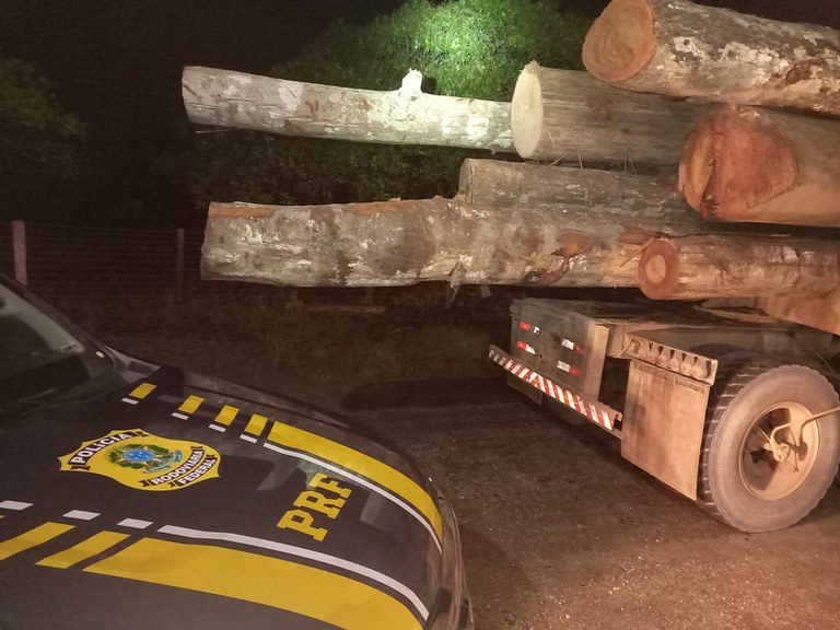 PRF apreende 35 m³ de madeira sendo transportados ilegalmente, em Paragominas/PA