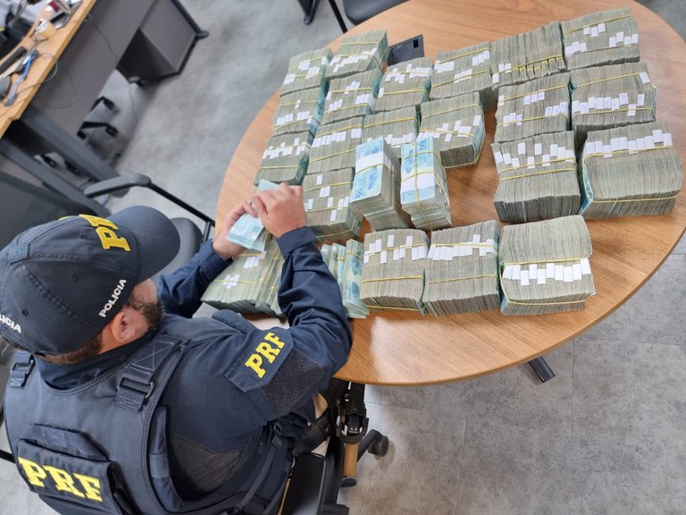PRF apreende mais de dois milhões e meio de reais, em Ulianópolis/PA