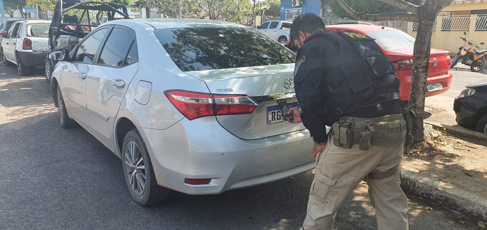 PRF recupera veículo roubado, em Santarém/PA