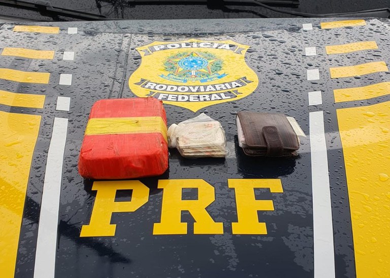 PRF apreende oxi e dinheiro em compartimento oculto de veículo, em São Francisco do Pará/PA