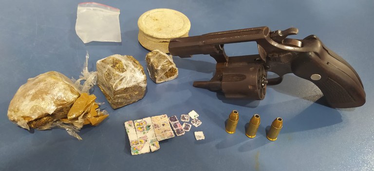 PRF apreende arma de fogo e drogas, em Santa Maria do Pará/PA