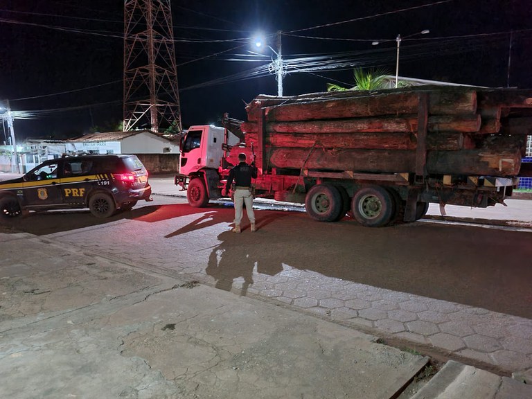 PRF apreende 23 toras de madeira sendo transportadas ilegalmente, em Jacundá/PA