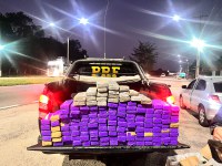 PRF apreende 100 kg de maconha em ônibus de turismo, em Santa Maria do Pará/PA