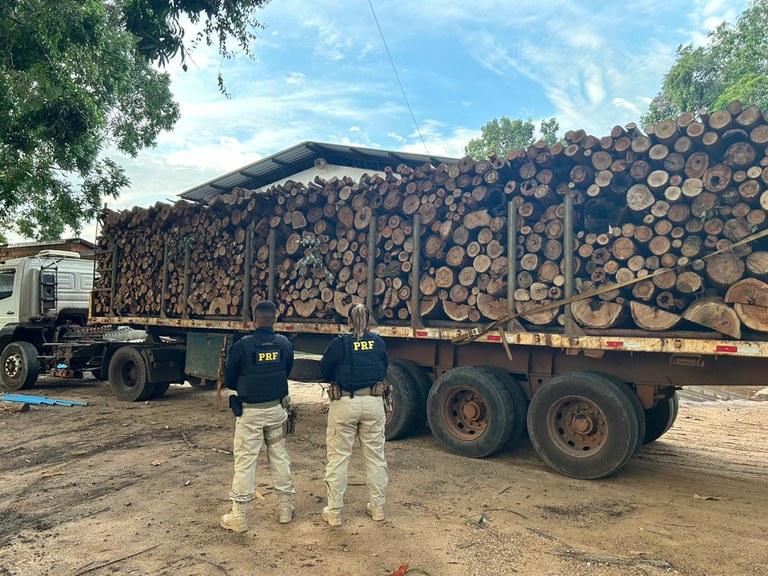 PRF apreende 45 m³ de madeira ilegal, em Marabá