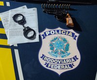 PRF apreende arma de fogo e munições, e cumpre mandado de prisão em Santa Maria do Pará/PA.