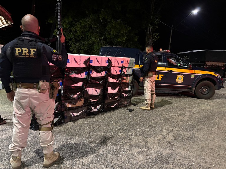 PRF apreende 15 mil maços de cigarros contrabandeados em ônibus na BR-316, em Castanhal
