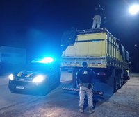 PRF apreende carvão e madeira ilegal durante fiscalização na BR-230, em Marabá/PA