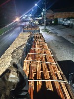 PRF apreende 73 m³ de madeira serrada na BR-316, em Castanhal/PA