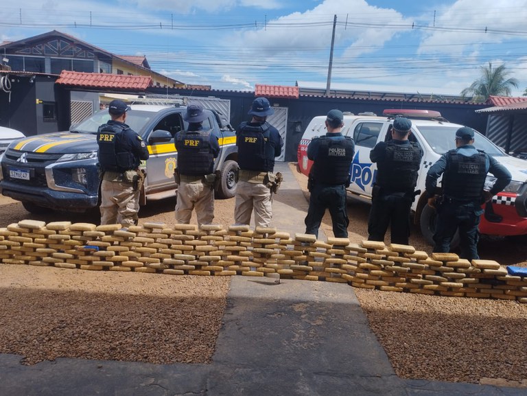 PRF e PM apreendem mais de 200 kg de maconha escondidos em fundo falso de caminhão, em Anapu.jpg