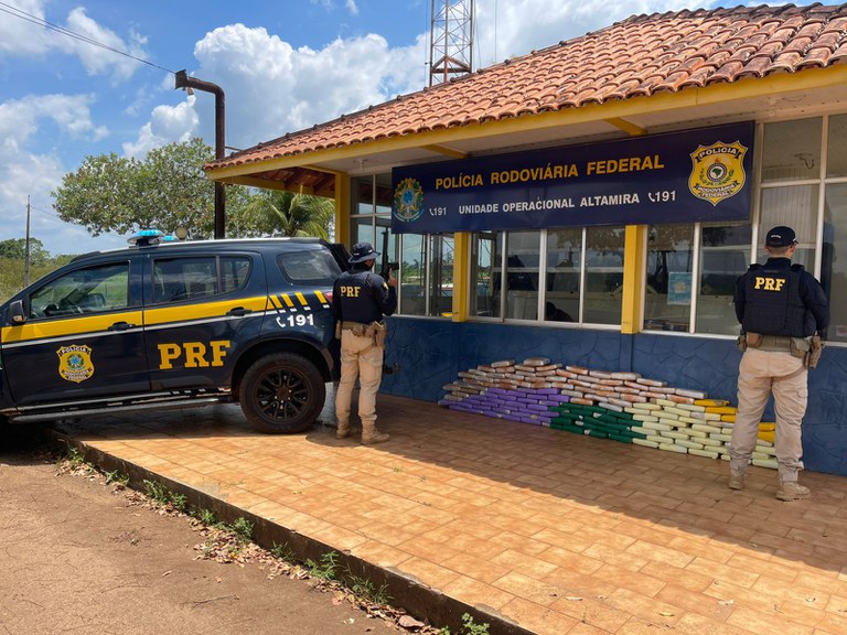 PRF apreende 145 quilos de skunk escondidos em fundo falso de caminhão na BR-230, em Altamira