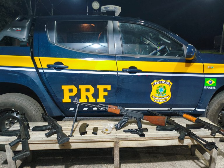 PRF apreende cinco fuzis russos de grosso calibre em ônibus interestadual em Castanhal.jpeg