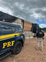 PRF apreende 47 m³ de madeira transportada ilegalmente durante fiscalização na BR-230, em Marabá/PA