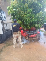 PRF recupera motocicleta roubada durante fiscalização na BR-230, em Anapu/PA