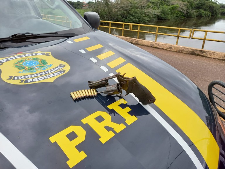 PRF apreende revólver municiado, em Irituia/PA
