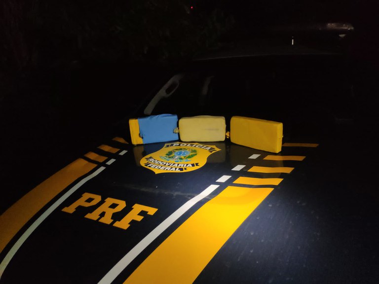 PRF apreende tabletes de cocaína em ônibus, no município de Medicilândia/PA