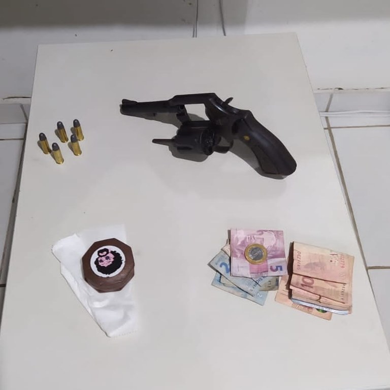 PRF apreende um revólver e recupera veículo, no município de Cachoeira do Piriá/PA