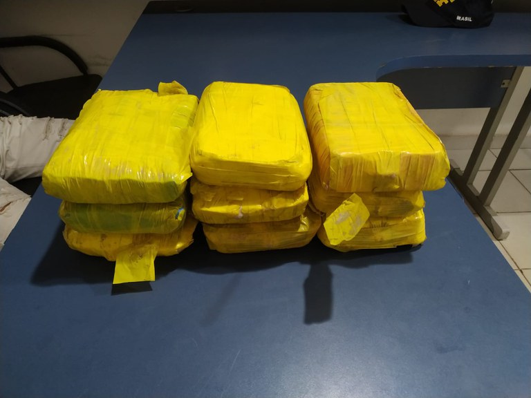 PRF apreende 9 kg de oxi em painel de veículo, no município de Capanema/PA