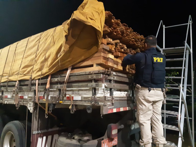 PRF apreende cerca de 20 m³ de madeira ilegal, em Santa Maria do Pará/PA