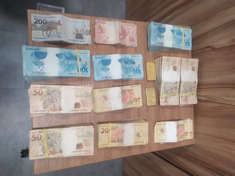 PRF apreendeu 42 mil reais em dinheiro e 02 barras de ouro, em Capanema/PA