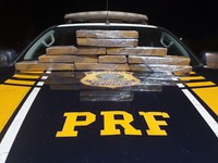 Em fiscalização a ônibus, PRF apreende quase 10,5 kg de maconha