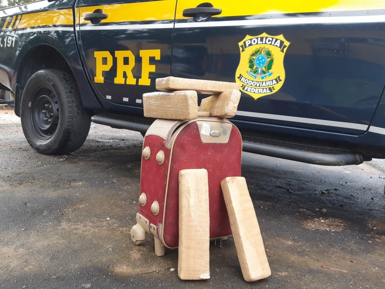 Em fiscalização a ônibus, PRF apreende quase 5 kg de maconha