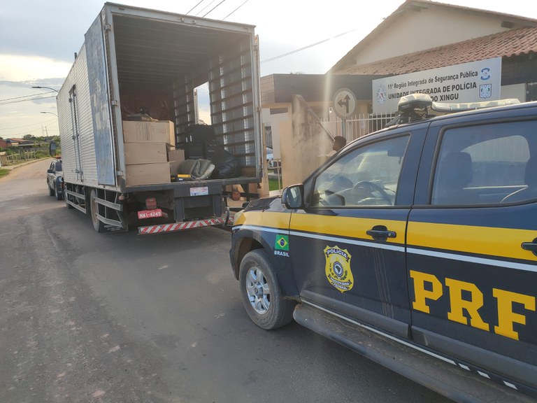 PRF apreende cerca de 1.896 pares de calçados falsificados, em Vitória do Xingu/PA