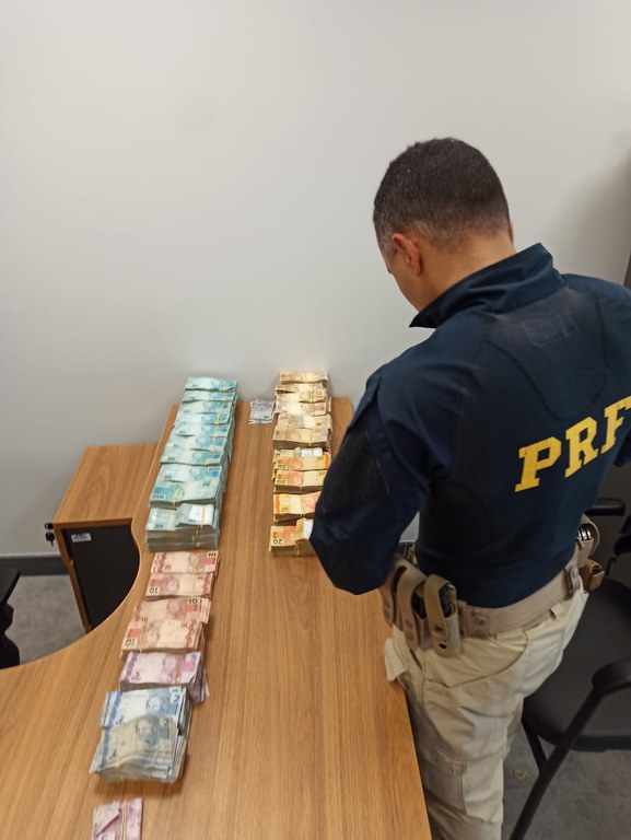 PRF prende homem com pistola e 697 mil reais sem procedência, em Capanema/PA