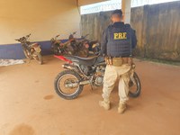 Em Novo Repartimento/PA, a PRF apreende 2 motocicletas sem placa de identificação