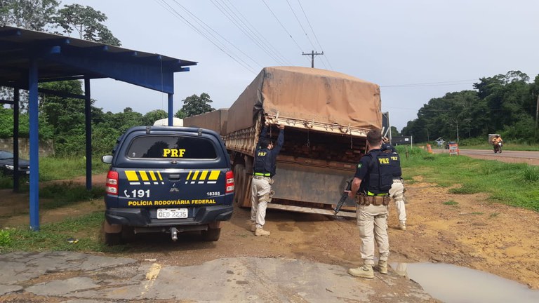 Em Santarém/PA, a PRF apreende 51,11 m³ de madeira sendo transportada ilegalmente