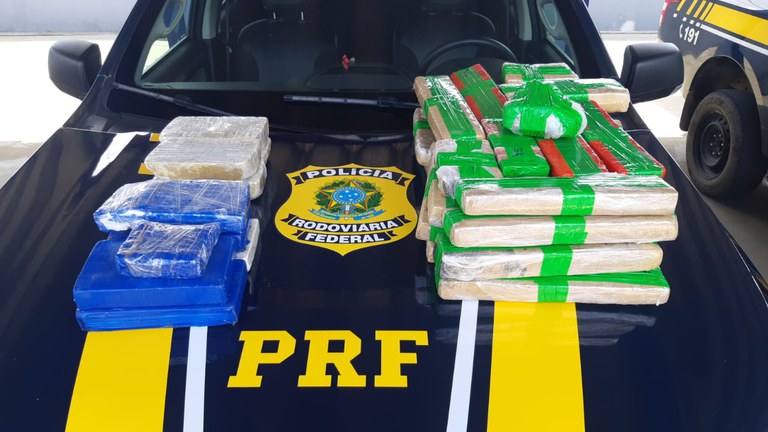 Em Barreiras (BA), PRF apreende cocaína, pasta base e maconha escondidos na carroceria de caminhonete