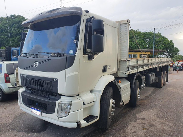 Em Santa Maria do Pará, a PRF autua caminhoneiro por causar poluição acima do limite permitido